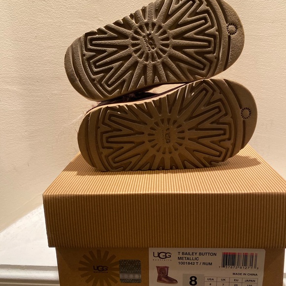 AUTHENTIC UGG ‘Bailey Button Metallic’ boot w/box - Picture 4 of 6